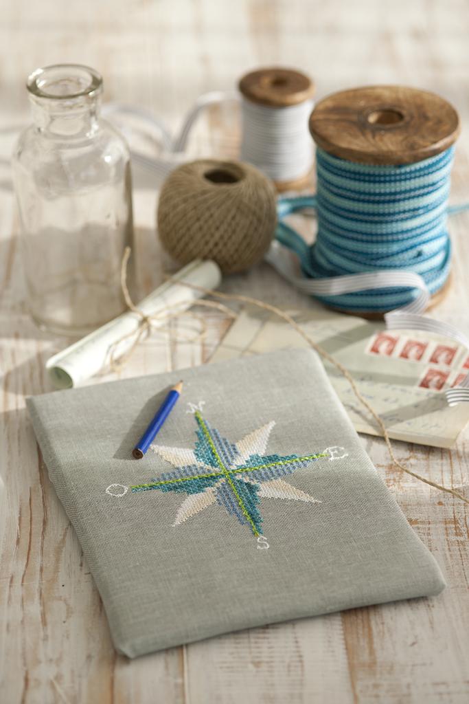 Découvrez Création Point de Croix N°52 (Juil/Aût 2015) : motifs marins, phàres, ancres et tables d’été brodées. Grilles inédites par César Editions.