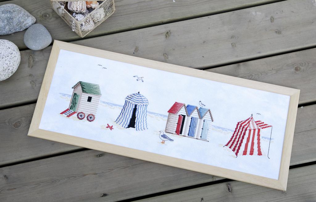 Découvrez Création Point de Croix N°52 (Juil/Aût 2015) : motifs marins, phàres, ancres et tables d’été brodées. Grilles inédites par César Editions.