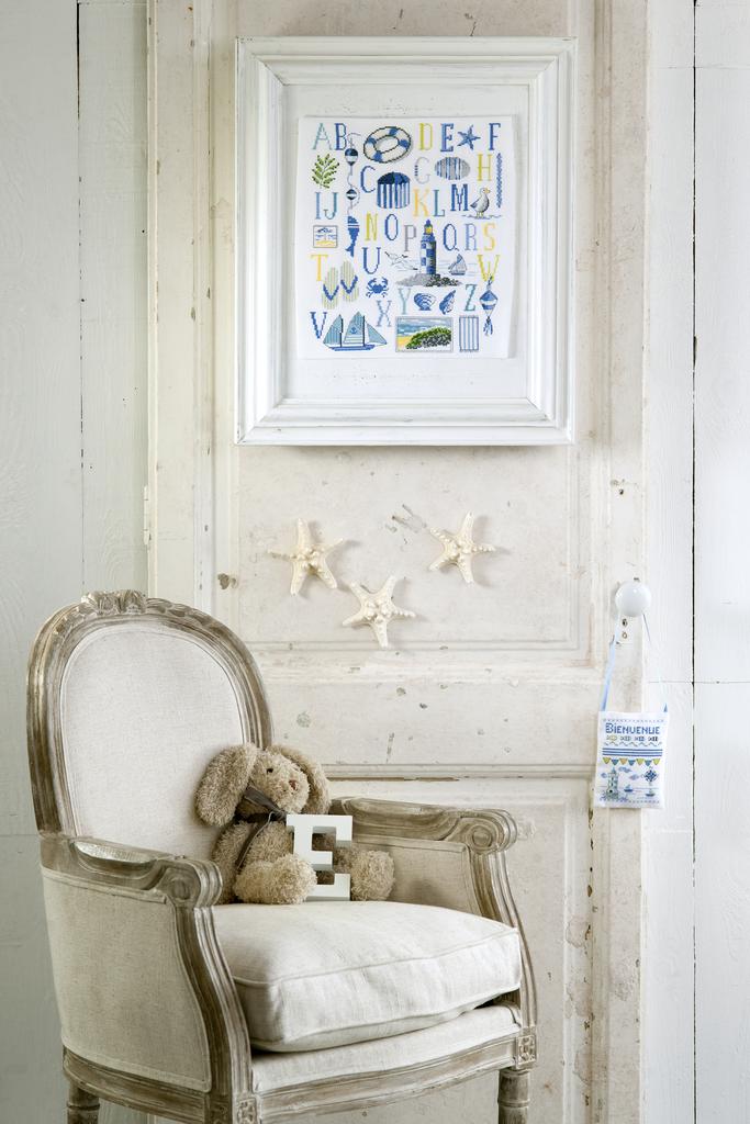 Découvrez Création Point de Croix N°52 (Juil/Aût 2015) : motifs marins, phàres, ancres et tables d’été brodées. Grilles inédites par César Editions.
