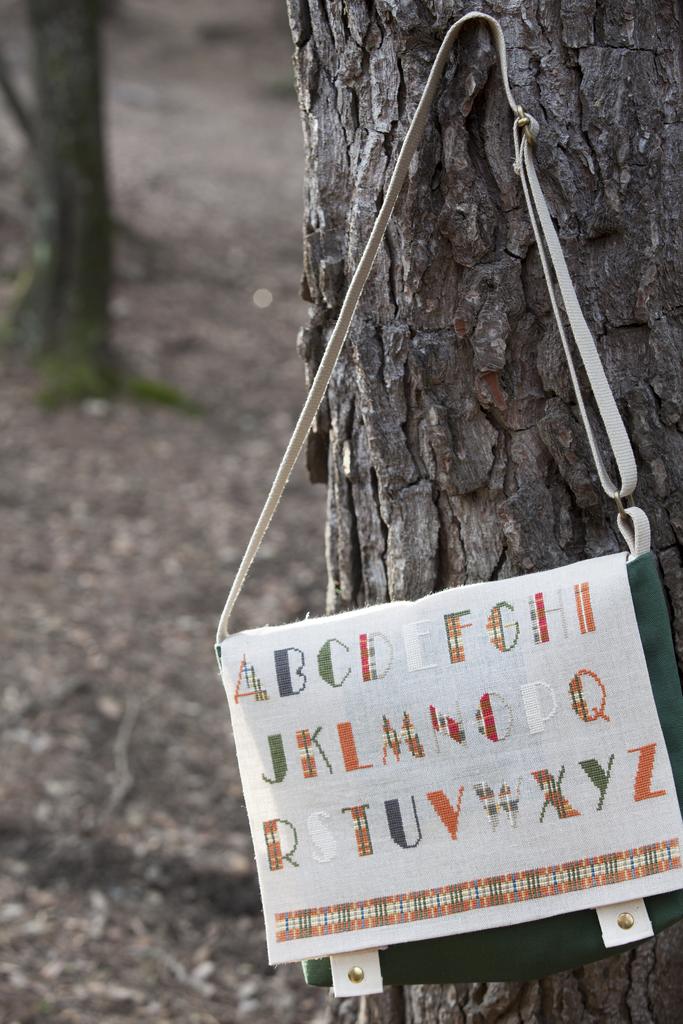 Magazine Point de Croix N°53 (Sep/Oct 2015) : motifs automne, champignons, Paris et ateliers de couture. Grilles inédites par César Editions.