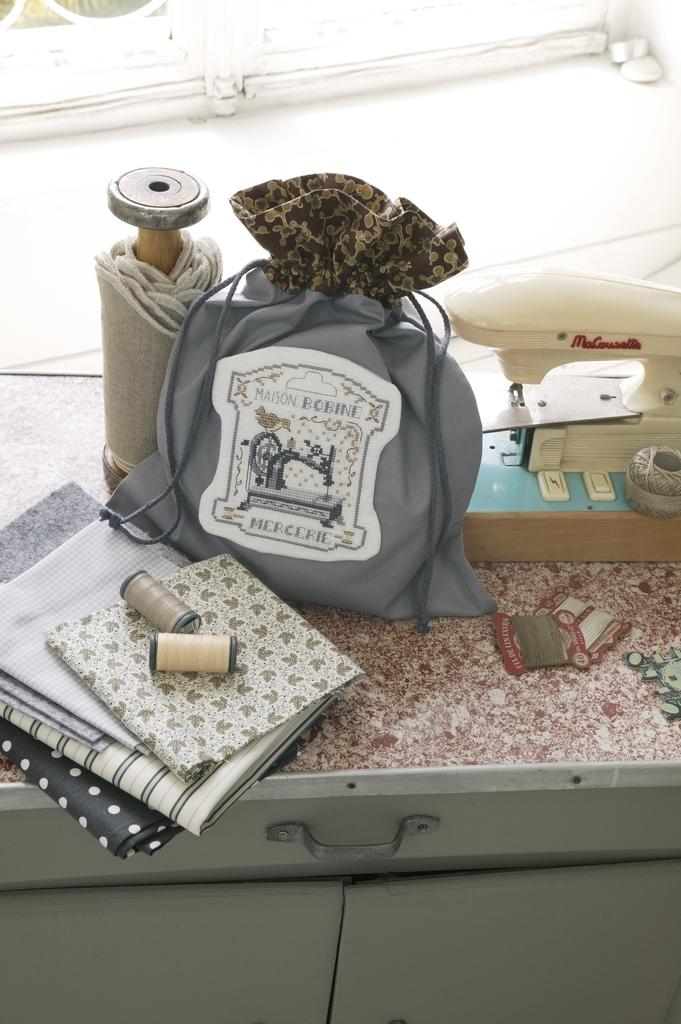 Découvrez Création Point de Croix N°53 (Sep/Oct 2015) : motifs automne, champignons, Paris et ateliers de couture. Grilles inédites par César Editions.