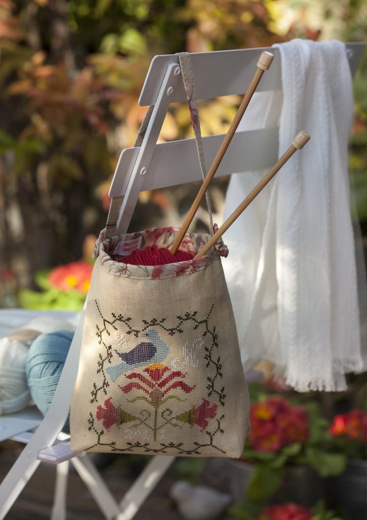 Découvrez Création Point de Croix N°53 (Sep/Oct 2015) : motifs automne, champignons, Paris et ateliers de couture. Grilles inédites par César Editions.
