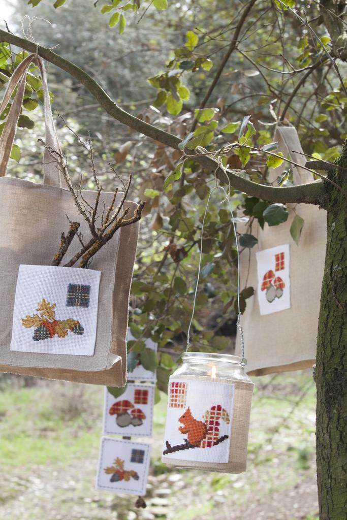 Découvrez Création Point de Croix N°53 (Sep/Oct 2015) : motifs automne, champignons, Paris et ateliers de couture. Grilles inédites par César Editions.