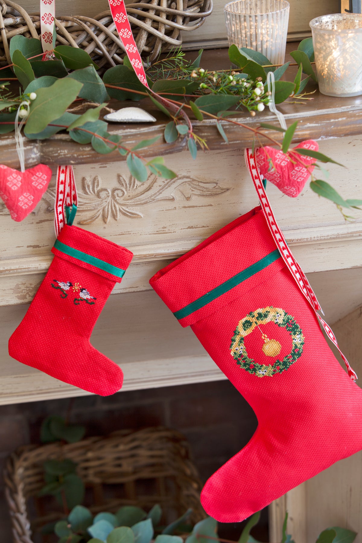 Création Point de Croix N°54 Hors-Série Noël (Novembre/Décembre 2015) : bottes, calendrier de l’avent, nappes et déco fêtes brodées. Grilles inédites par César Editions.