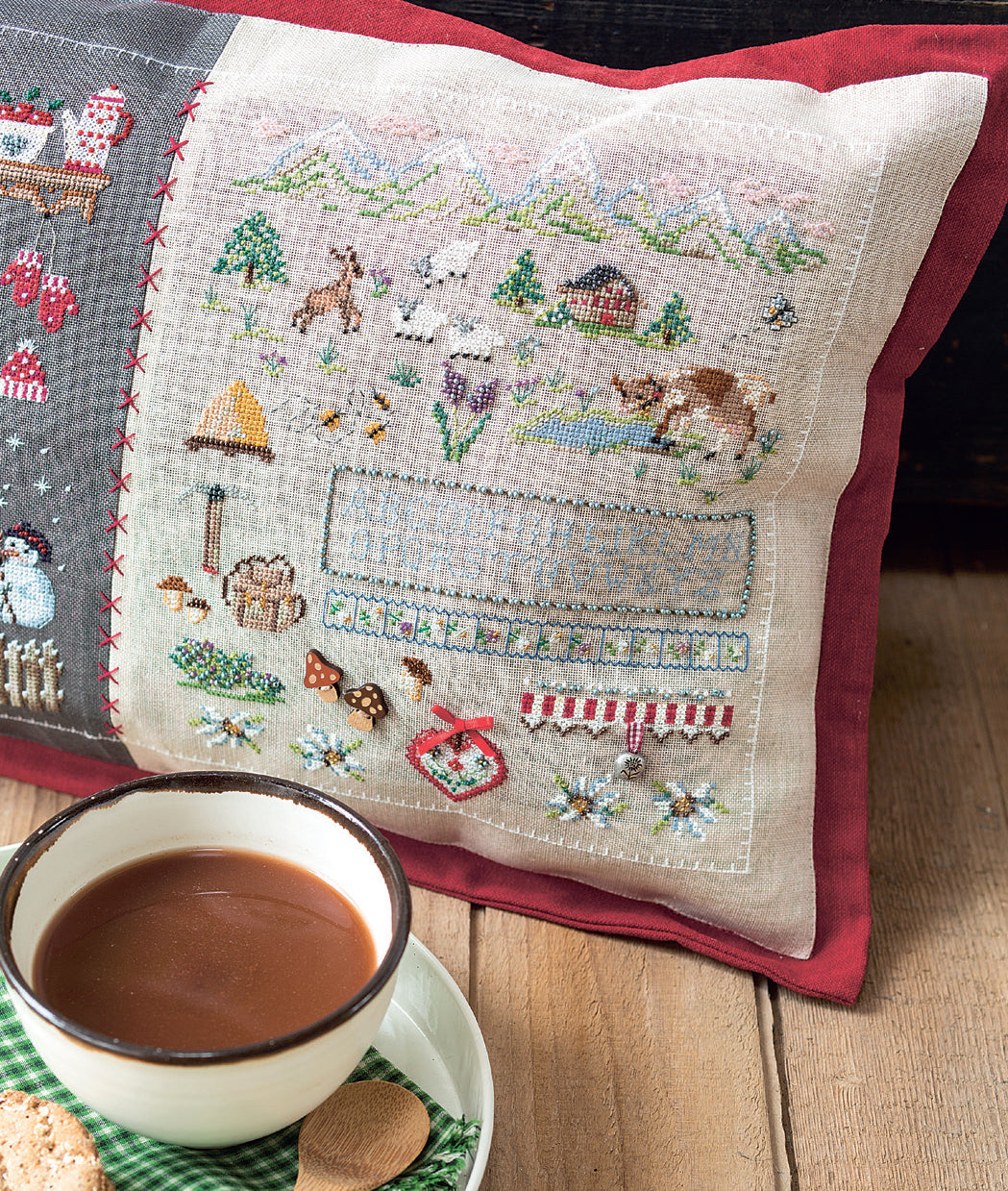 Création Point de Croix N°54 Hors-Série Noël (Novembre/Décembre 2015) : bottes, calendrier de l’avent, nappes et déco fêtes brodées. Grilles inédites par César Editions.