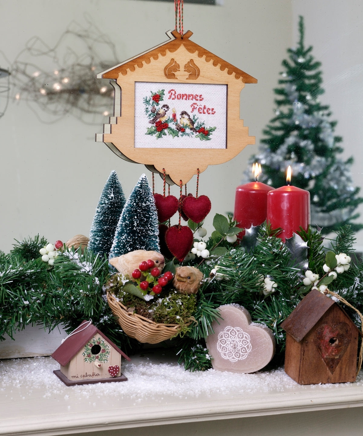 Création Point de Croix N°54 Hors-Série Noël (Novembre/Décembre 2015) : bottes, calendrier de l’avent, nappes et déco fêtes brodées. Grilles inédites par César Editions.