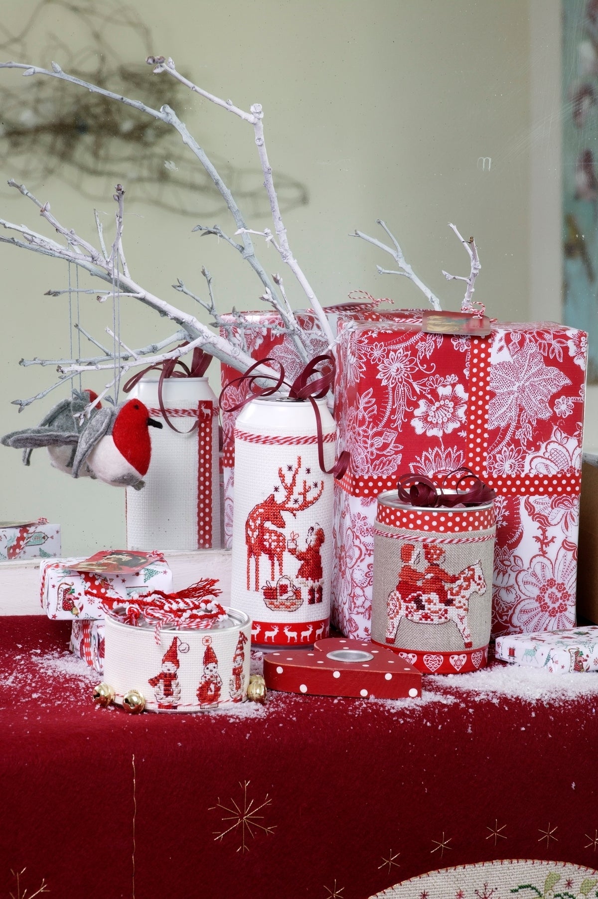Création Point de Croix N°54 Hors-Série Noël (Novembre/Décembre 2015) : bottes, calendrier de l’avent, nappes et déco fêtes brodées. Grilles inédites par César Editions.