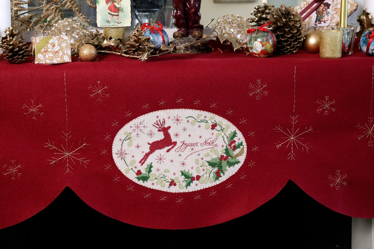 Création Point de Croix N°54 Hors-Série Noël (Novembre/Décembre 2015) : bottes, calendrier de l’avent, nappes et déco fêtes brodées. Grilles inédites par César Editions.