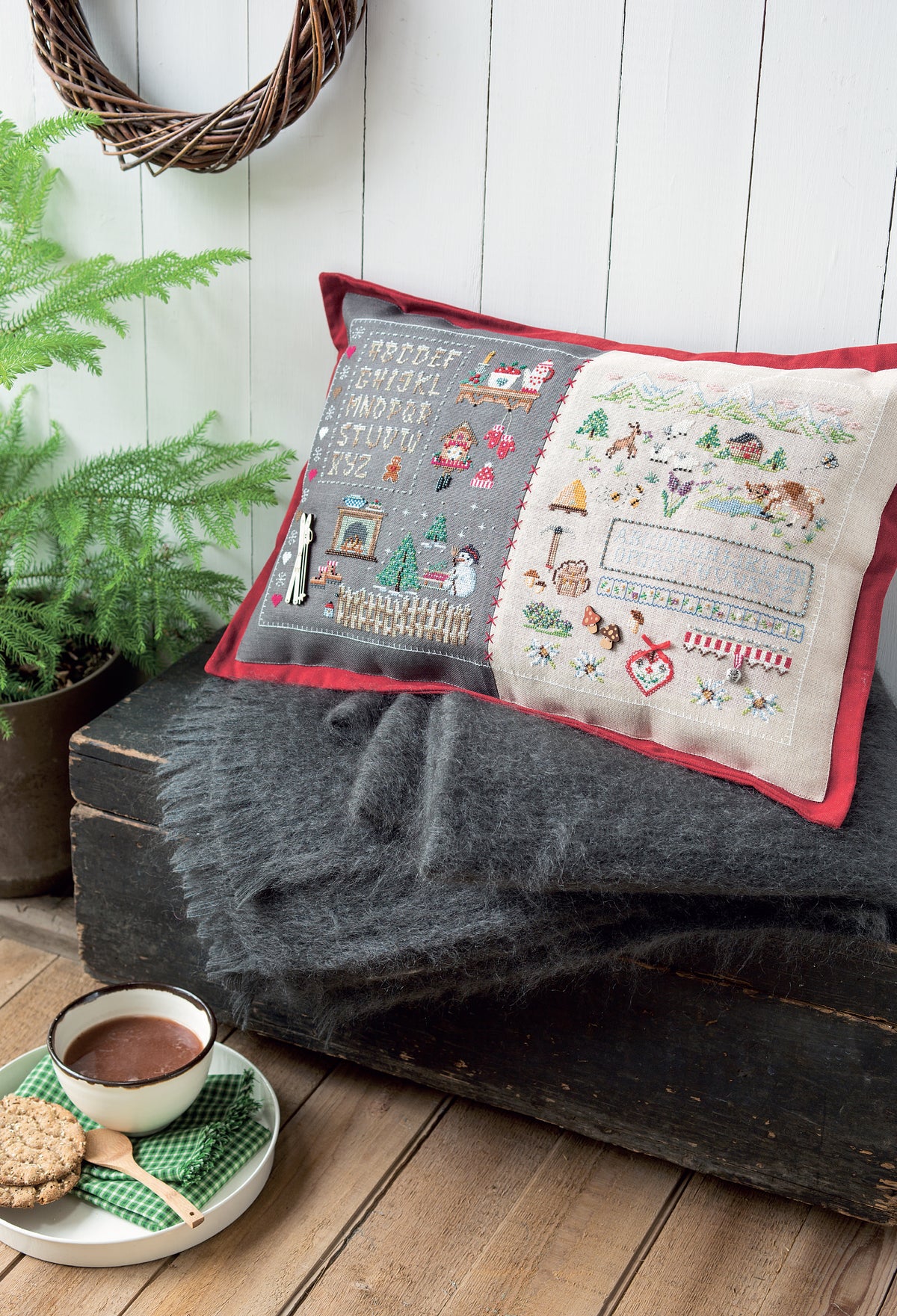 Création Point de Croix N°54 Hors-Série Noël (Novembre/Décembre 2015) : bottes, calendrier de l’avent, nappes et déco fêtes brodées. Grilles inédites par César Editions.