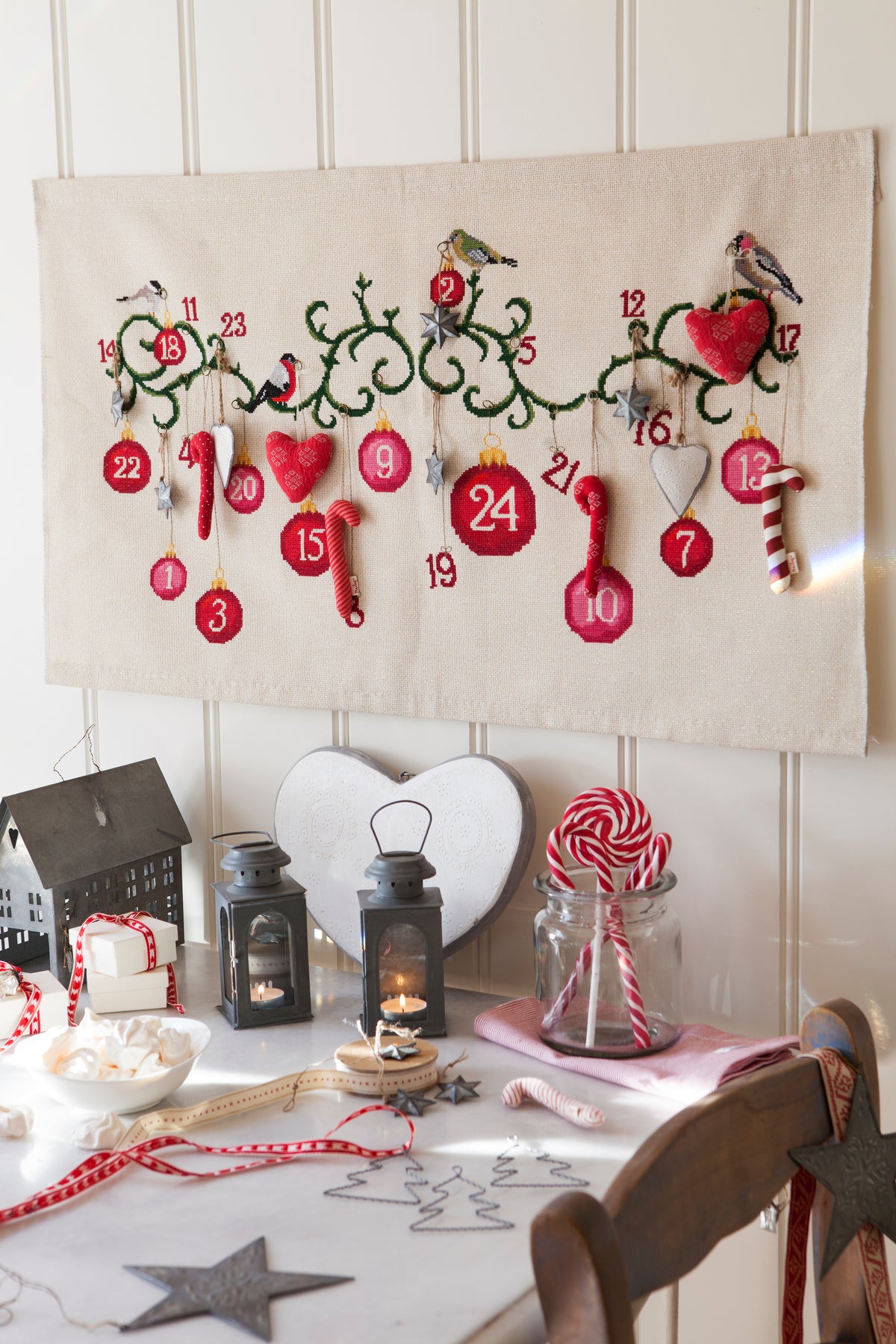 Création Point de Croix N°54 Hors-Série Noël (Novembre/Décembre 2015) : bottes, calendrier de l’avent, nappes et déco fêtes brodées. Grilles inédites par César Editions.