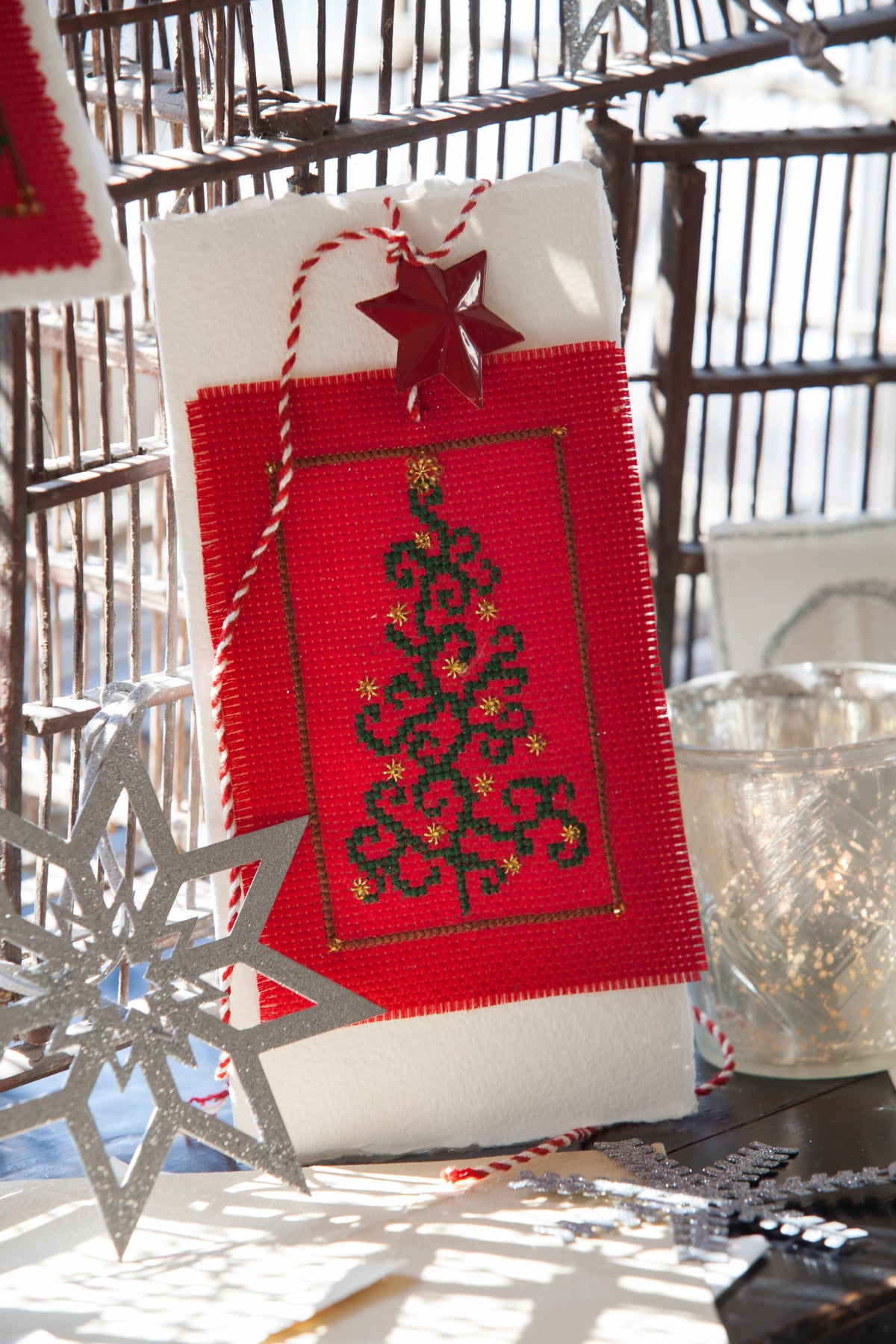 Création Point de Croix N°54 Hors-Série Noël (Novembre/Décembre 2015) : bottes, calendrier de l’avent, nappes et déco fêtes brodées. Grilles inédites par César Editions.