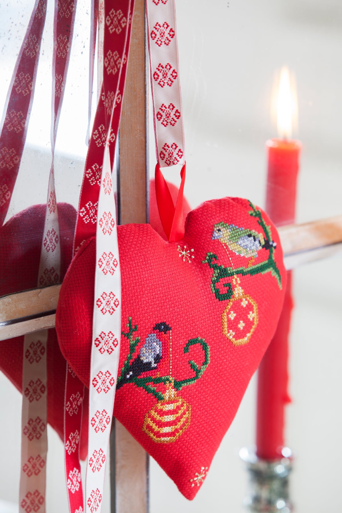 Création Point de Croix N°54 Hors-Série Noël (Novembre/Décembre 2015) : bottes, calendrier de l’avent, nappes et déco fêtes brodées. Grilles inédites par César Editions.