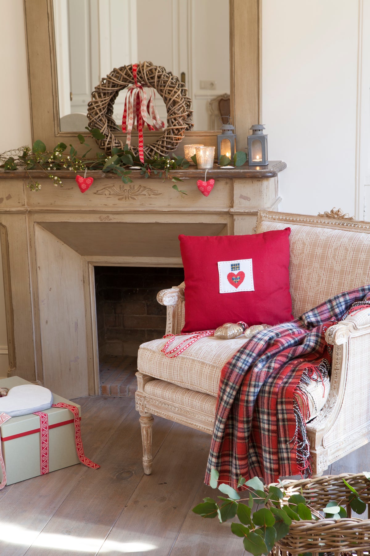 Création Point de Croix N°54 Hors-Série Noël (Novembre/Décembre 2015) : bottes, calendrier de l’avent, nappes et déco fêtes brodées. Grilles inédites par César Editions.