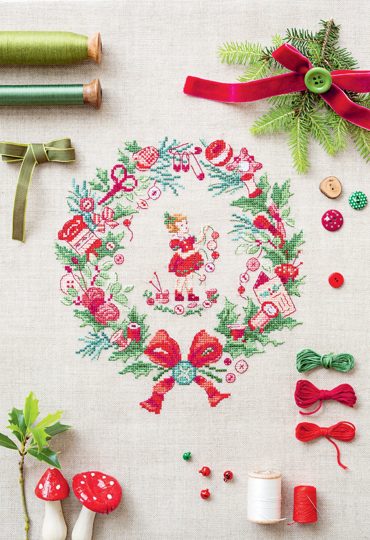 Création Point de Croix N°54 Hors-Série Noël (Novembre/Décembre 2015) : bottes, calendrier de l’avent, nappes et déco fêtes brodées. Grilles inédites par César Editions.