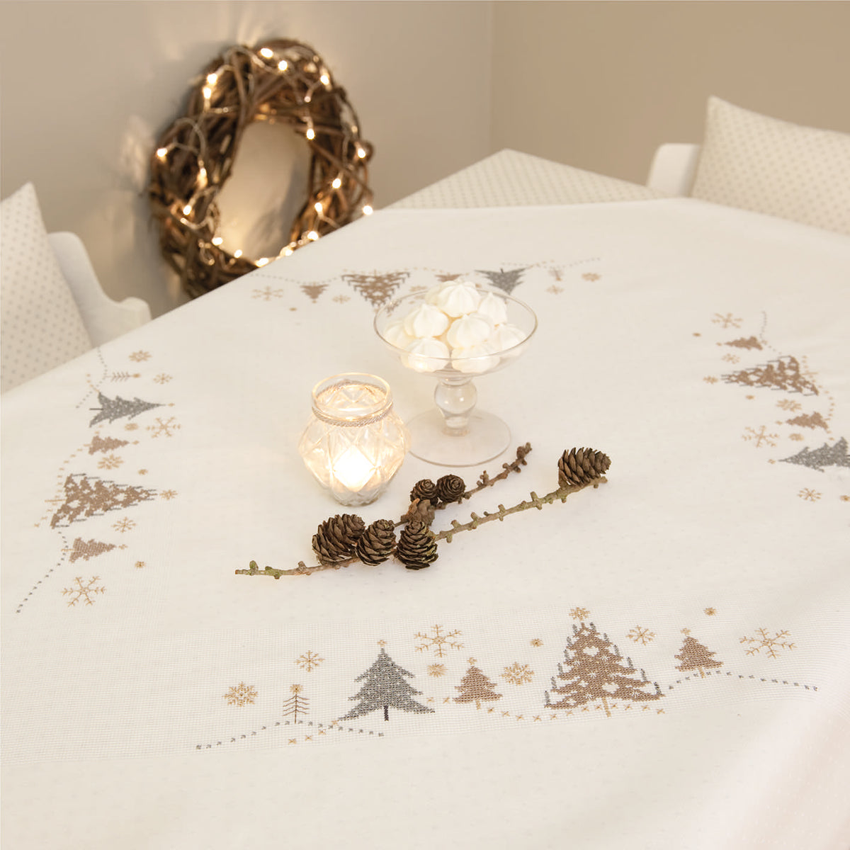 Création Point de Croix N°54 Hors-Série Noël (Novembre/Décembre 2015) : bottes, calendrier de l’avent, nappes et déco fêtes brodées. Grilles inédites par César Editions.