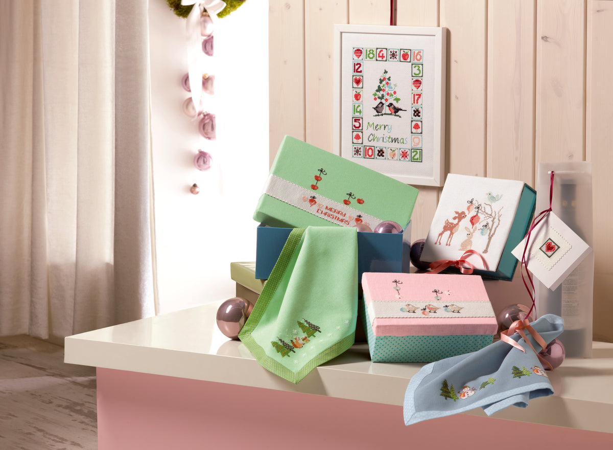 Création Point de Croix N°54 Hors-Série Noël (Novembre/Décembre 2015) : bottes, calendrier de l’avent, nappes et déco fêtes brodées. Grilles inédites par César Editions.