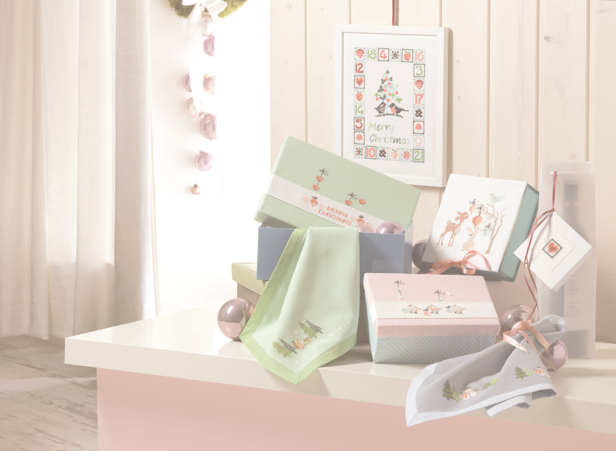 Création Point de Croix N°54 Hors-Série Noël (Novembre/Décembre 2015) : bottes, calendrier de l’avent, nappes et déco fêtes brodées. Grilles inédites par César Editions.