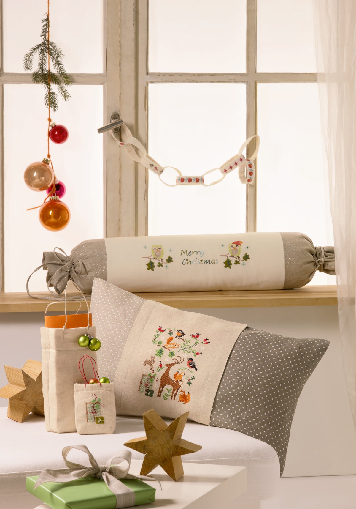 Création Point de Croix N°54 Hors-Série Noël (Novembre/Décembre 2015) : bottes, calendrier de l’avent, nappes et déco fêtes brodées. Grilles inédites par César Editions.