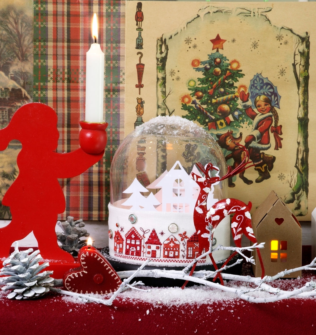 Création Point de Croix N°54 Hors-Série Noël (Novembre/Décembre 2015) : bottes, calendrier de l’avent, nappes et déco fêtes brodées. Grilles inédites par César Editions.