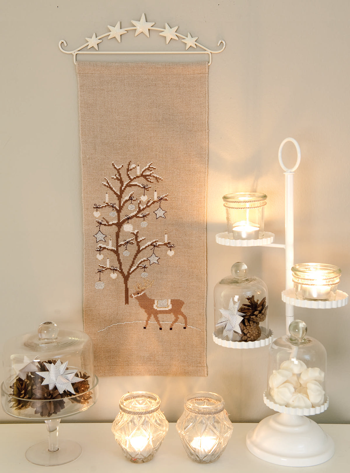 Création Point de Croix N°54 Hors-Série Noël (Novembre/Décembre 2015) : bottes, calendrier de l’avent, nappes et déco fêtes brodées. Grilles inédites par César Editions.