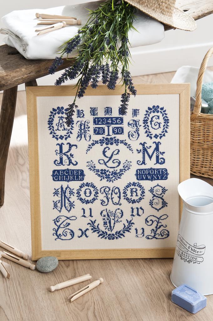 Création Point de Croix N°55 (Janvier/Février 2016) : grilles pour personnaliser serviettes, nappes et linge de maison. Motifs élégants par César Editions.