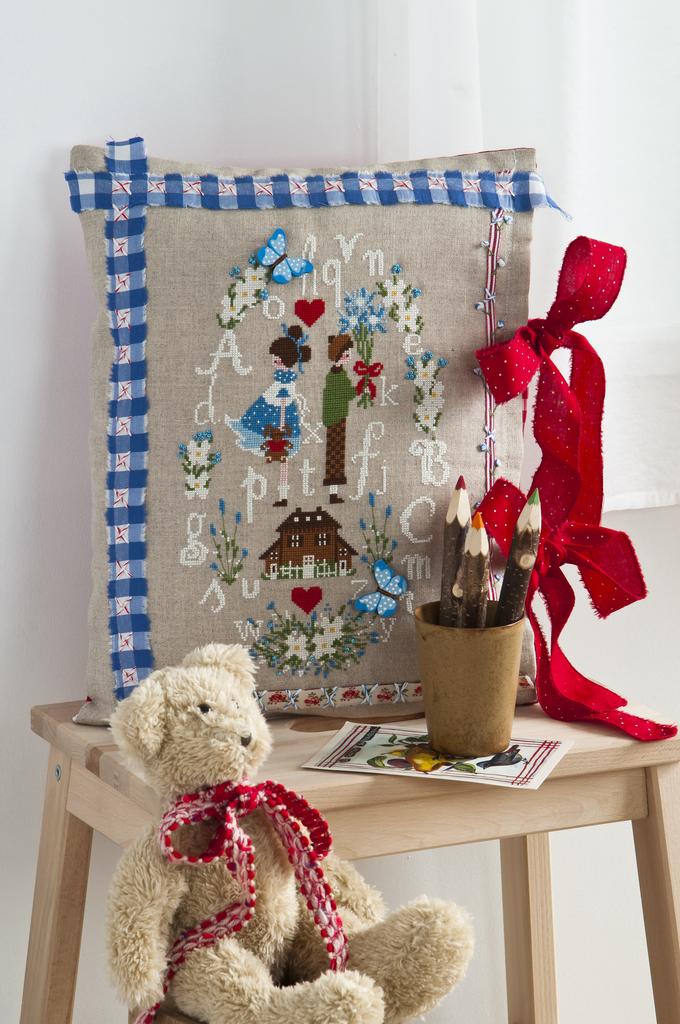 Création Point de Croix N°55 (Janvier/Février 2016) : grilles pour personnaliser serviettes, nappes et linge de maison. Motifs élégants par César Editions.