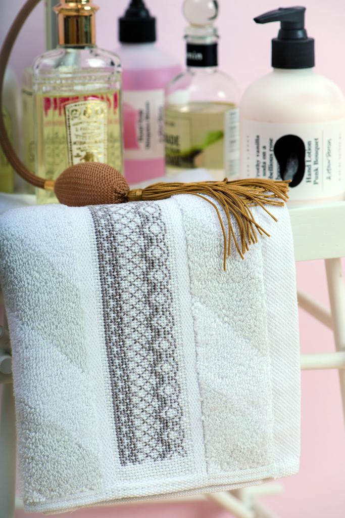 Création Point de Croix N°55 (Janvier/Février 2016) : grilles pour personnaliser serviettes, nappes et linge de maison. Motifs élégants par César Editions.