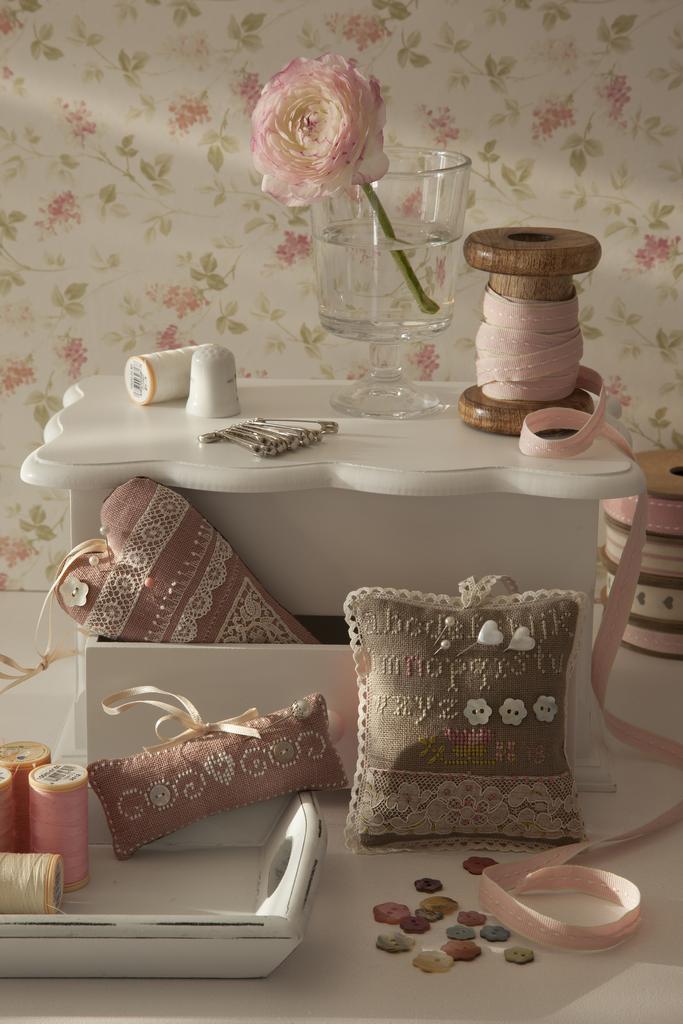 Création Point de Croix N°55 (Janvier/Février 2016) : grilles pour personnaliser serviettes, nappes et linge de maison. Motifs élégants par César Editions.