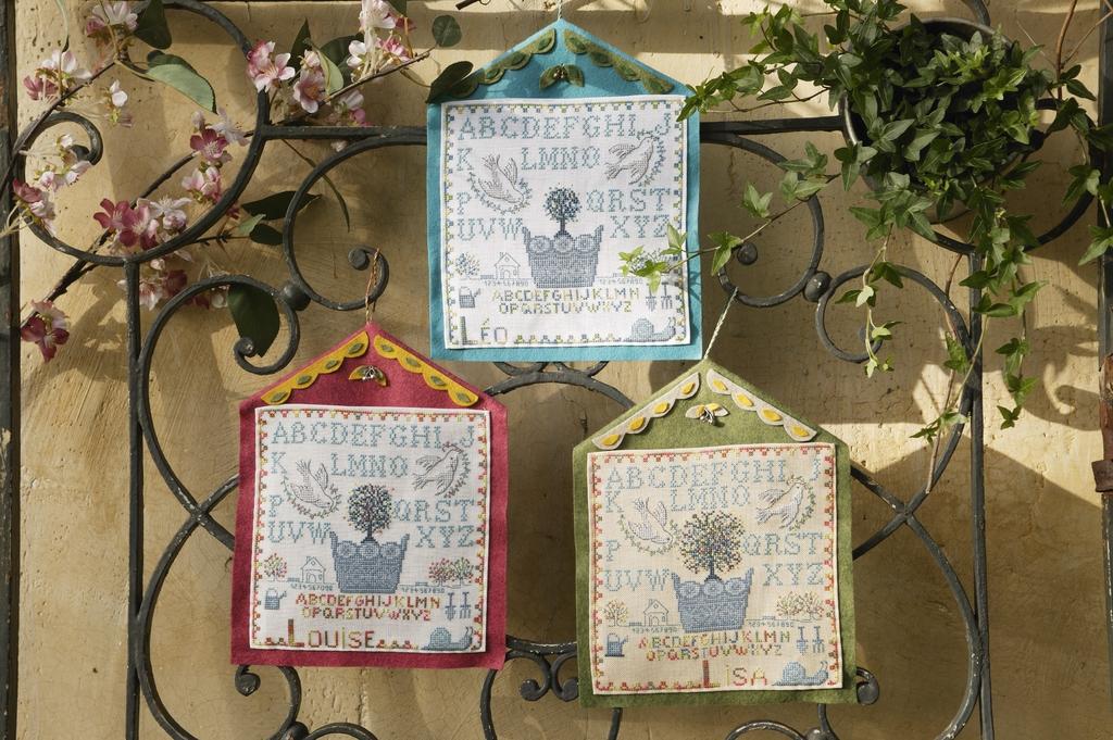 Création Point de Croix N°56 (Mars/Avril 2016) : spécial amour et mariage, cœurs, colombes et motifs romantiques. Grilles inédites par César Editions.