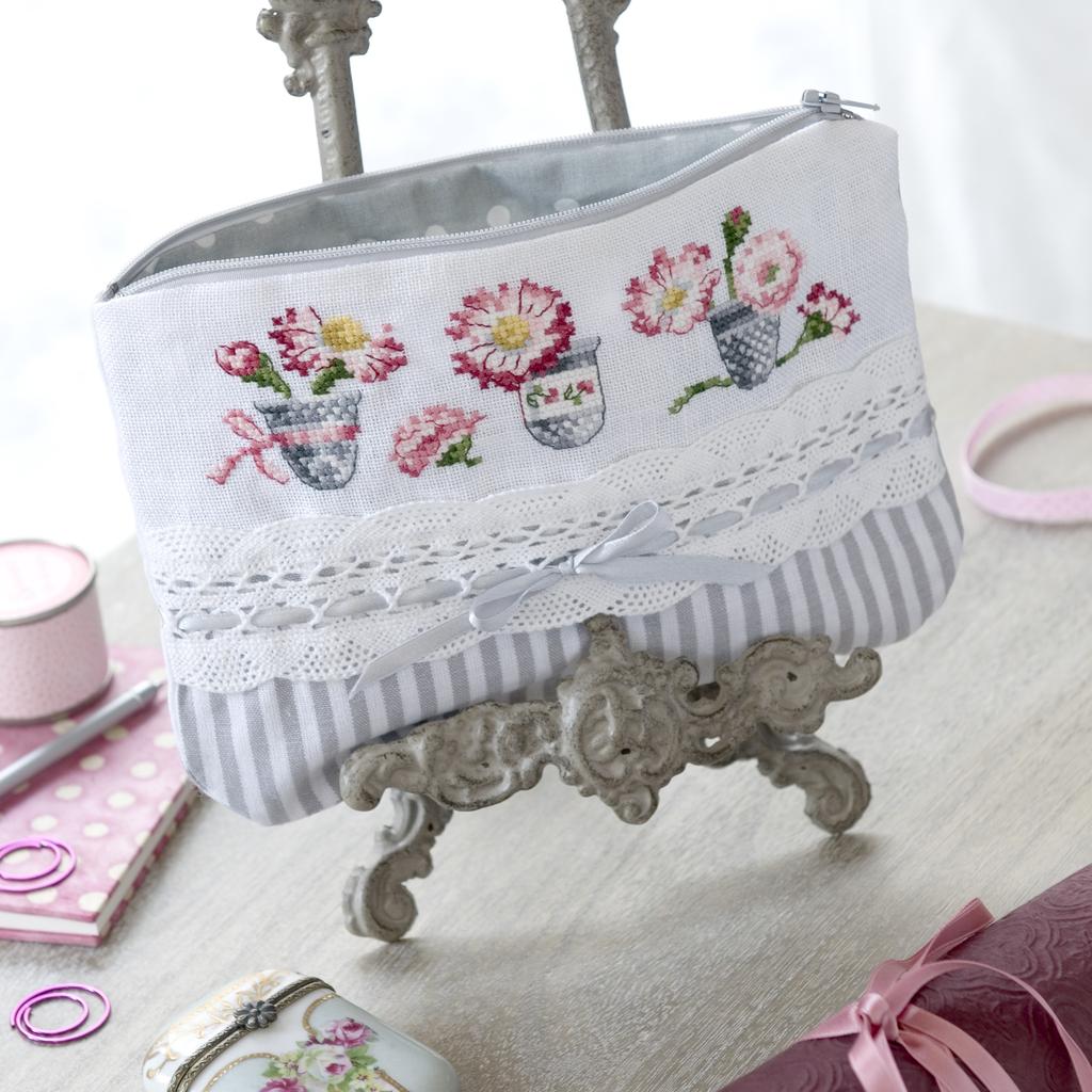 Création Point de Croix N°56 (Mars/Avril 2016) : spécial amour et mariage, cœurs, colombes et motifs romantiques. Grilles inédites par César Editions.