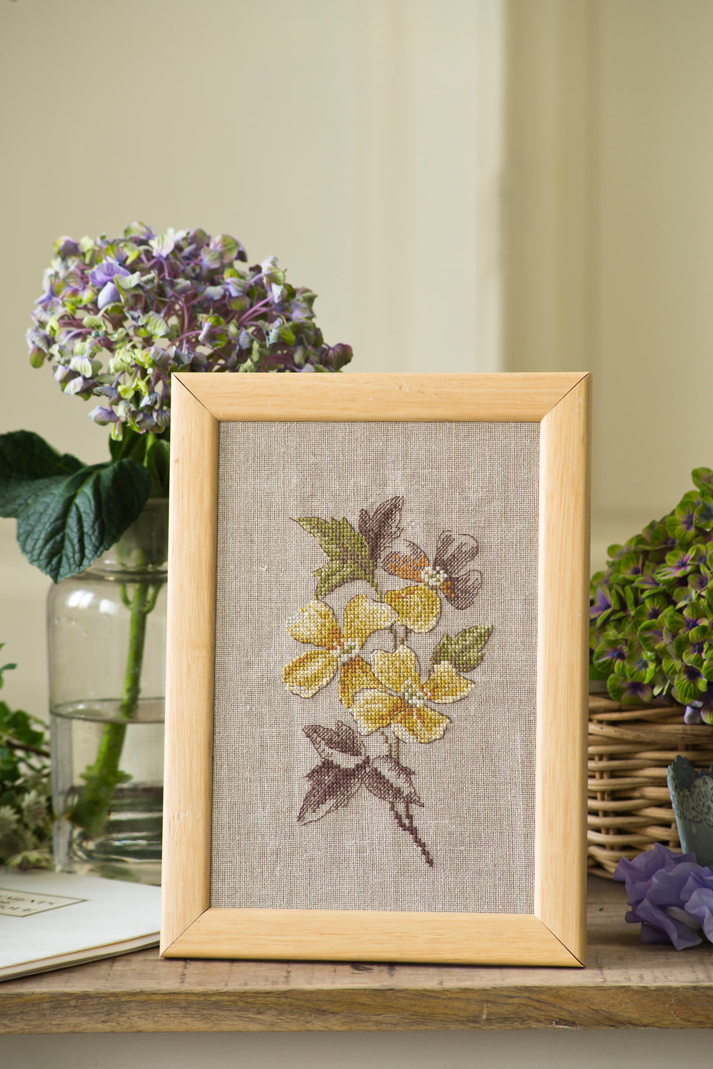 Création Point de Croix N°58 Hors-Série : coquelicot, hortensia, clématite et fleurs du jardin. Grilles inédites de Véronique Enginger – César Editions.
