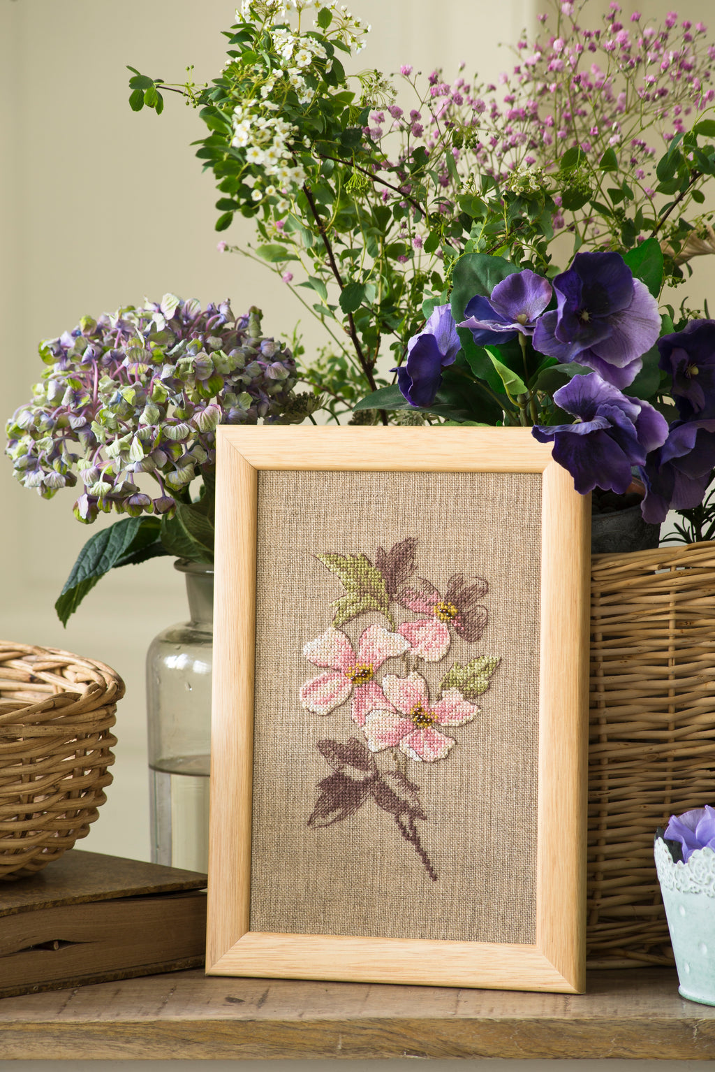 Création Point de Croix N°58 Hors-Série : coquelicot, hortensia, clématite et fleurs du jardin. Grilles inédites de Véronique Enginger – César Editions.
