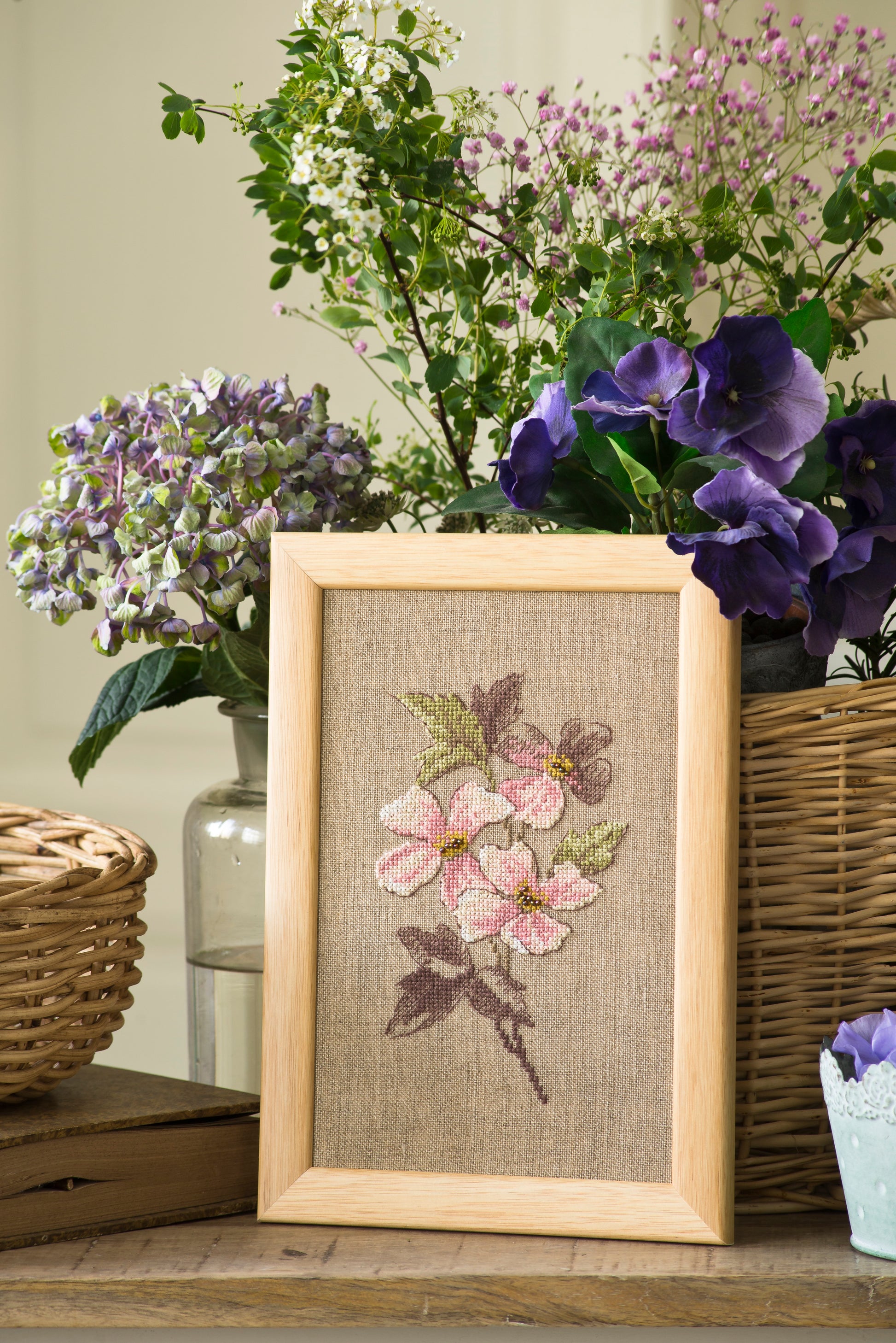 Création Point de Croix N°58 Hors-Série : coquelicot, hortensia, clématite et fleurs du jardin. Grilles inédites de Véronique Enginger – César Editions.