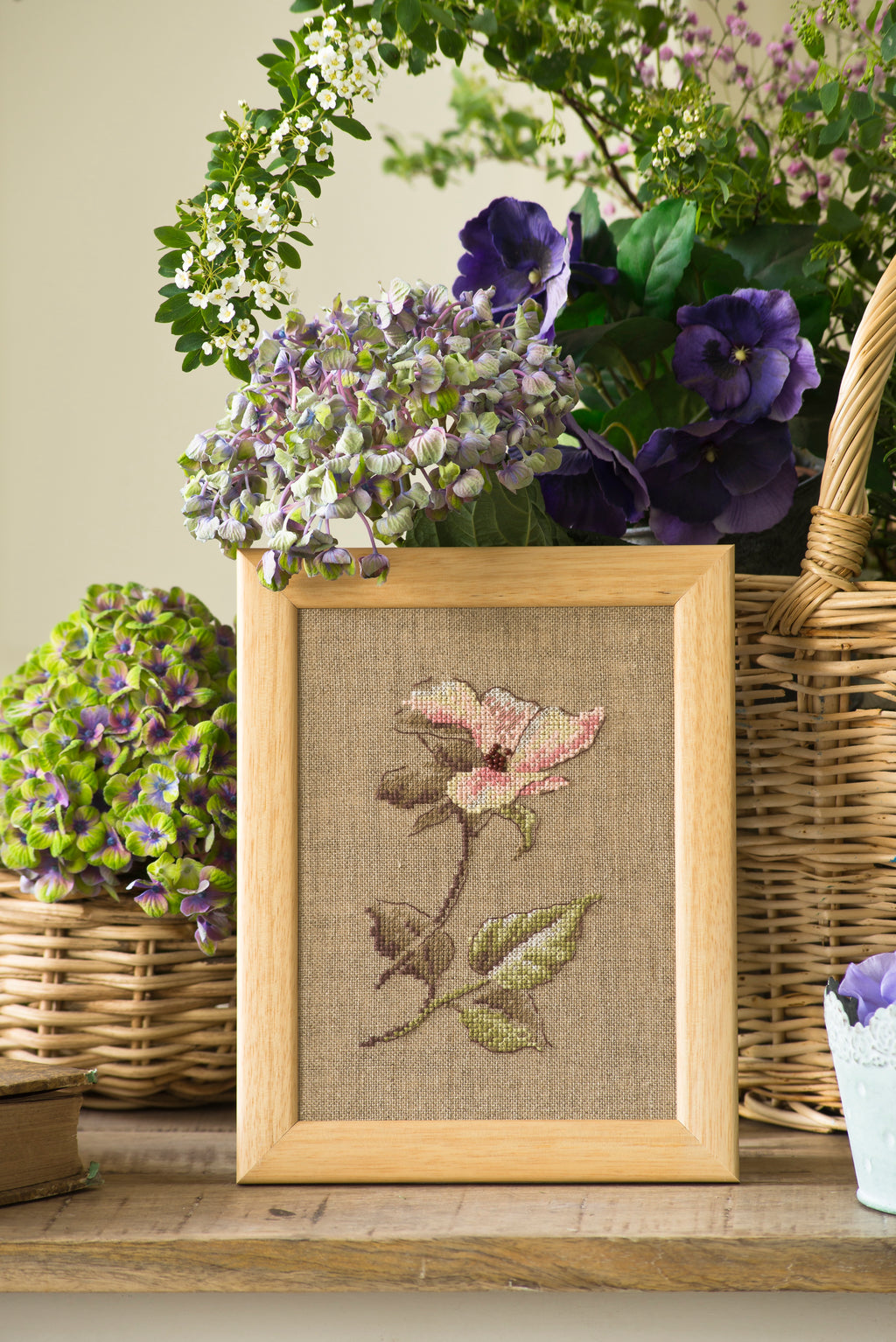 Création Point de Croix N°58 Hors-Série : coquelicot, hortensia, clématite et fleurs du jardin. Grilles inédites de Véronique Enginger – César Editions.