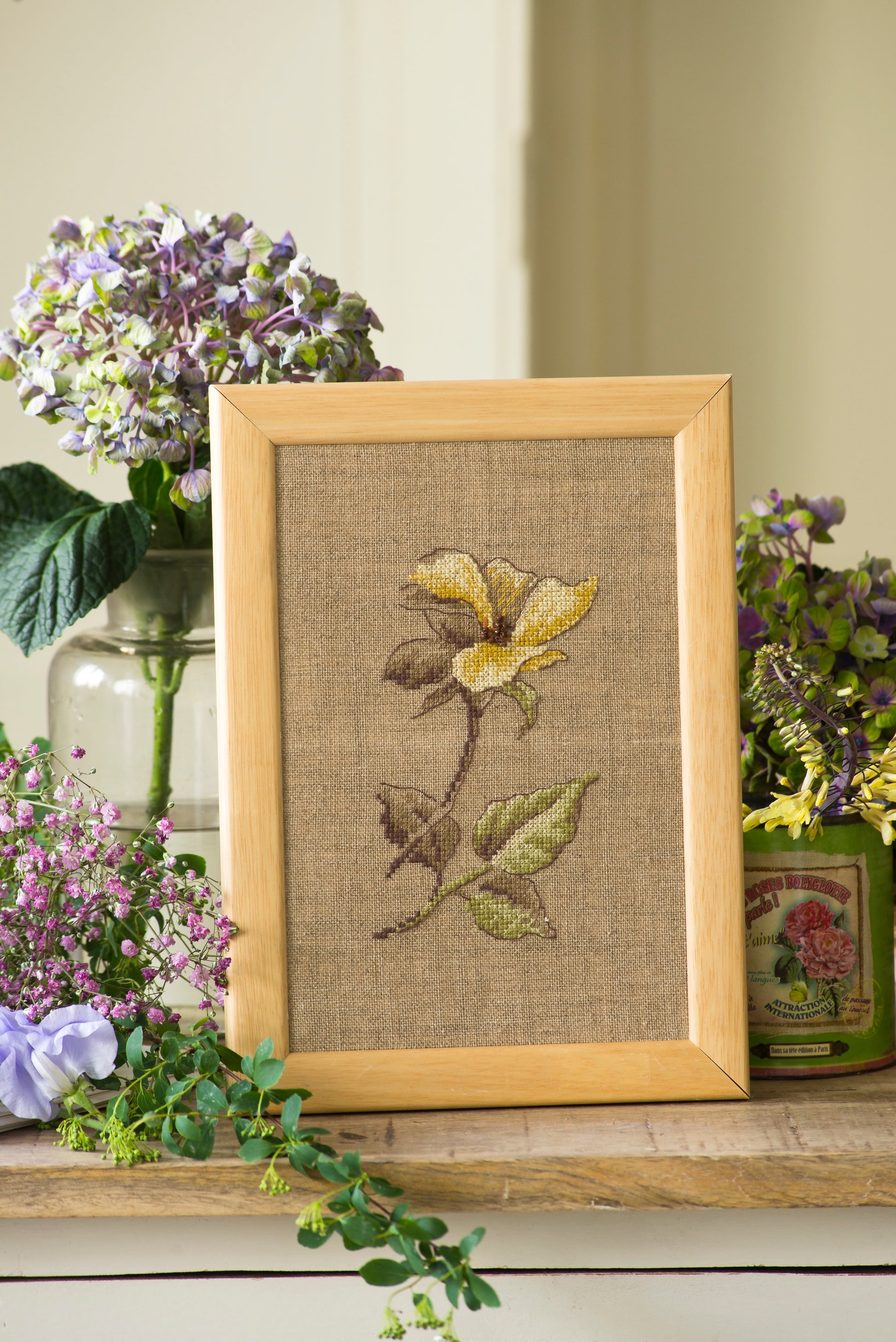 Création Point de Croix N°58 Hors-Série : coquelicot, hortensia, clématite et fleurs du jardin. Grilles inédites de Véronique Enginger – César Editions.