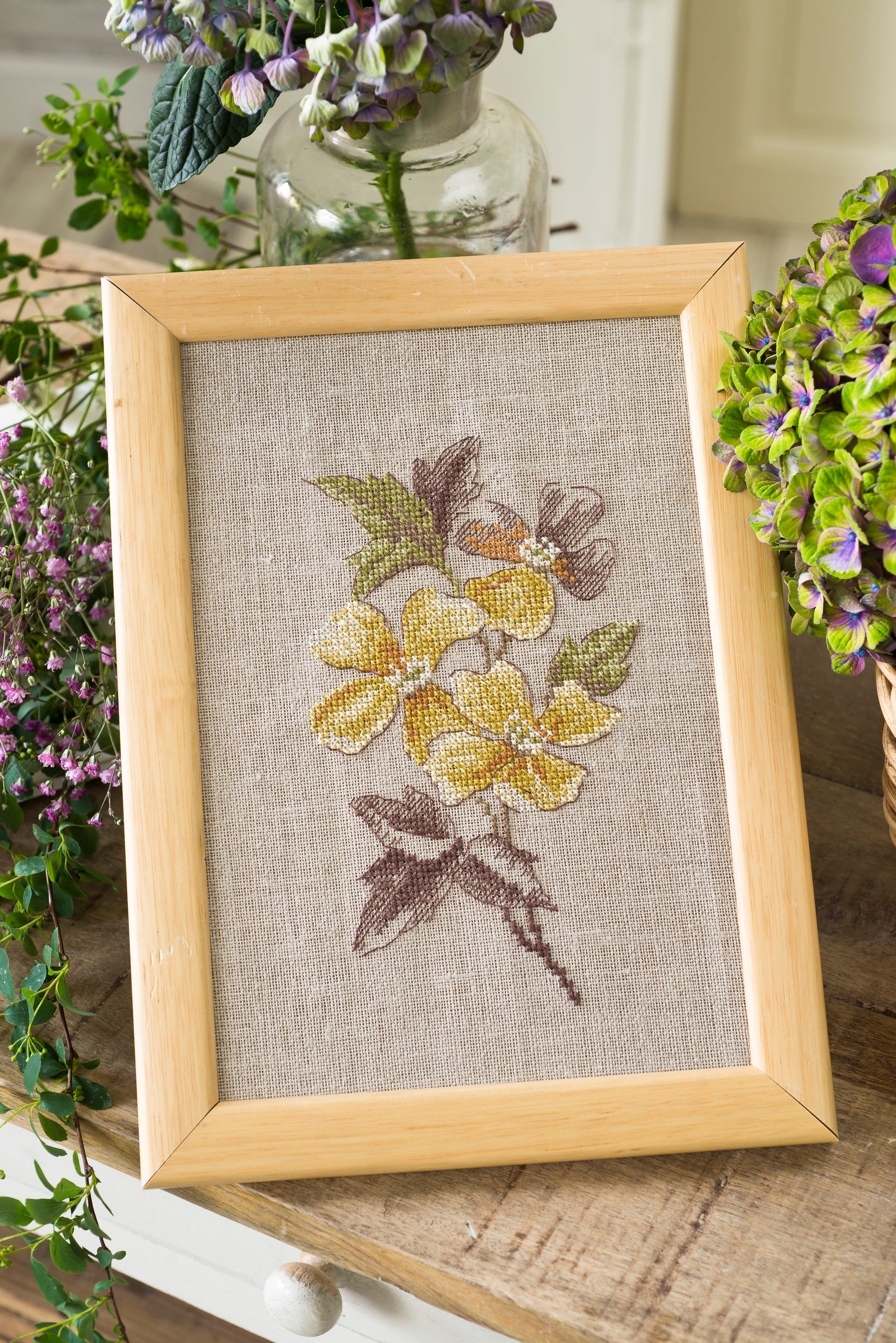 Création Point de Croix N°58 Hors-Série : coquelicot, hortensia, clématite et fleurs du jardin. Grilles inédites de Véronique Enginger – César Editions.