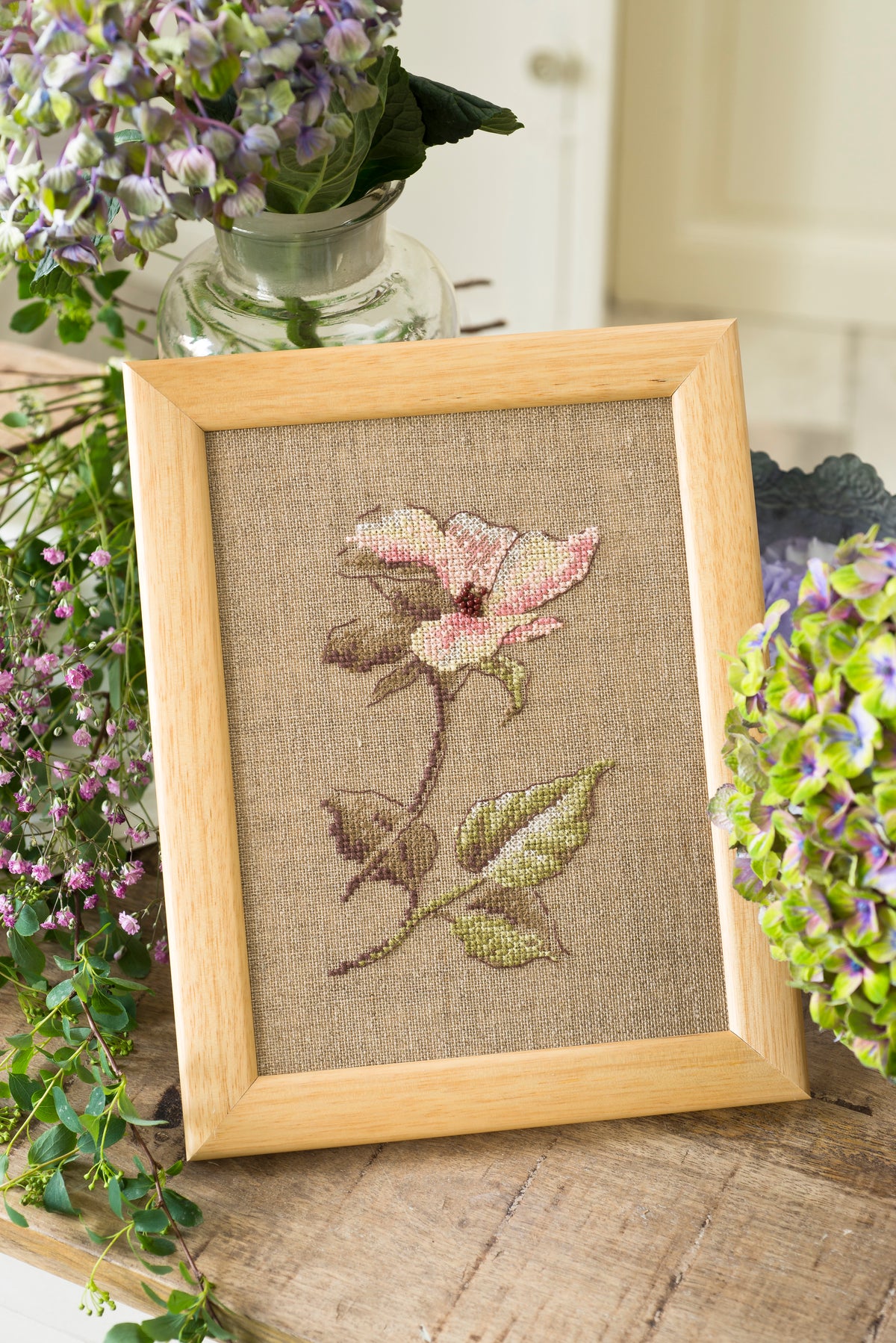 Création Point de Croix N°58 Hors-Série : coquelicot, hortensia, clématite et fleurs du jardin. Grilles inédites de Véronique Enginger – César Editions.