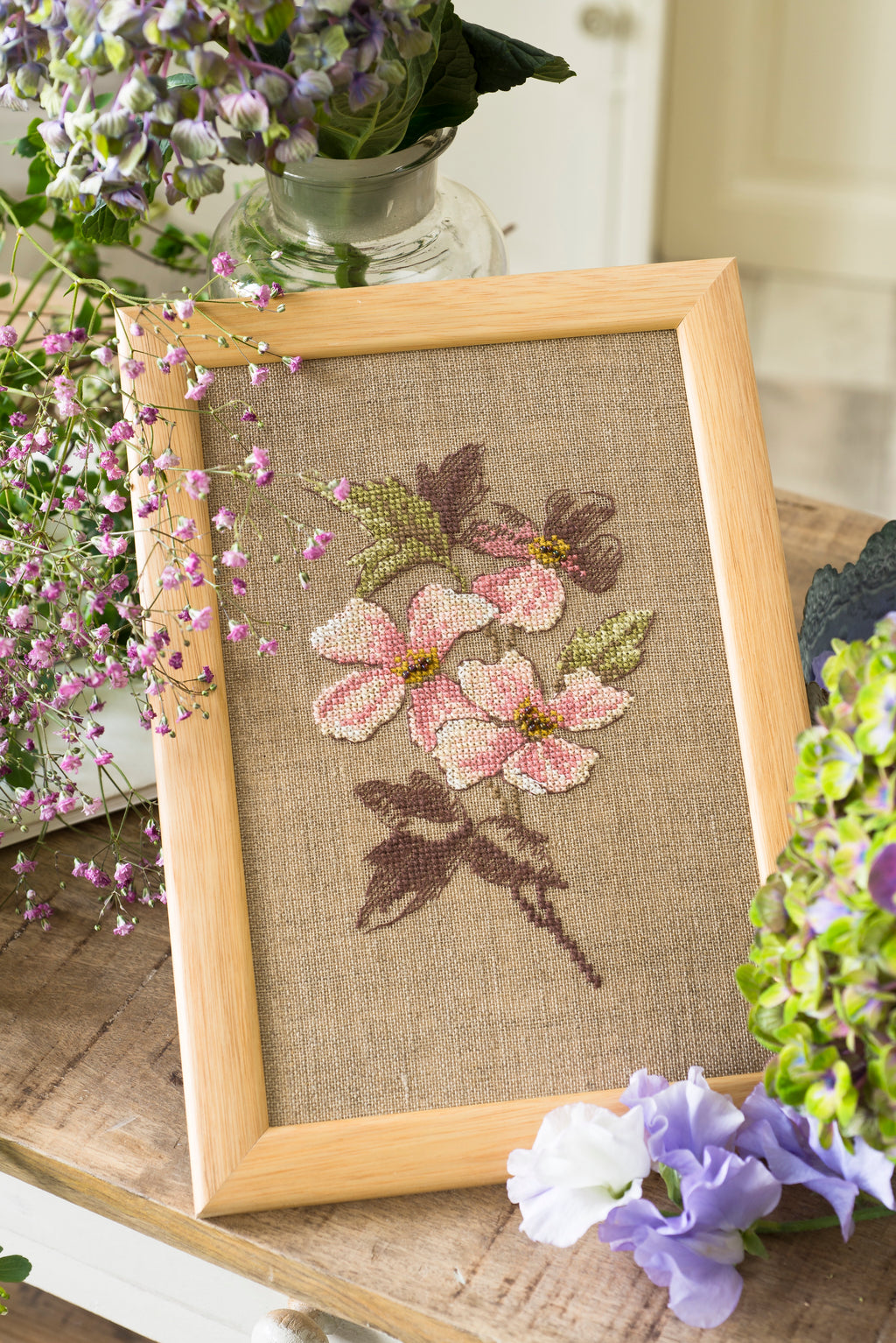 Création Point de Croix N°58 Hors-Série : coquelicot, hortensia, clématite et fleurs du jardin. Grilles inédites de Véronique Enginger – César Editions.