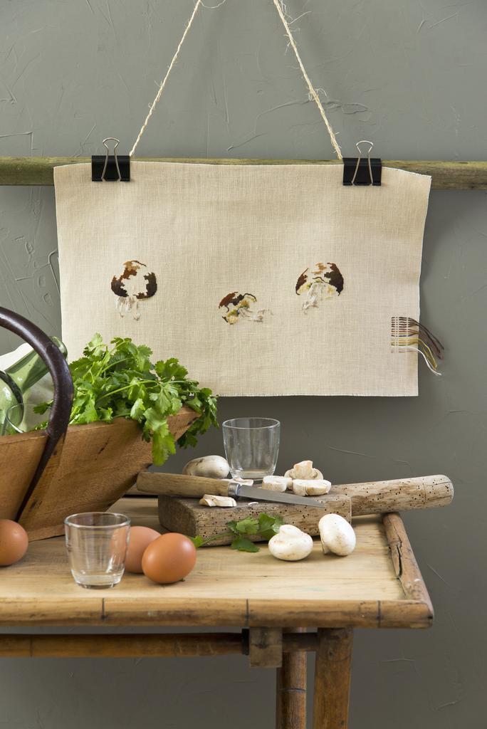 Création Point de Croix N°60 : linge ancien, coussins, cèpes et motifs rentrée. Grilles inédites automne 2016 – César Editions.