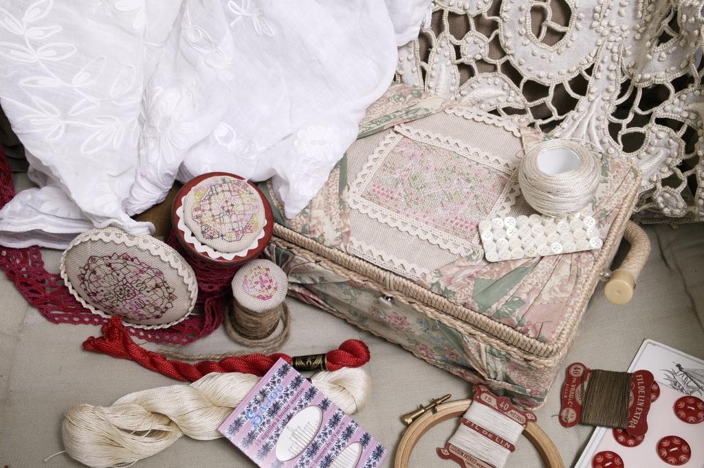 Création Point de Croix N°60 : linge ancien, coussins, cèpes et motifs rentrée. Grilles inédites automne 2016 – César Editions.