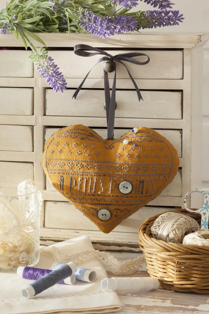 Création Point de Croix N°60 : linge ancien, coussins, cèpes et motifs rentrée. Grilles inédites automne 2016 – César Editions.