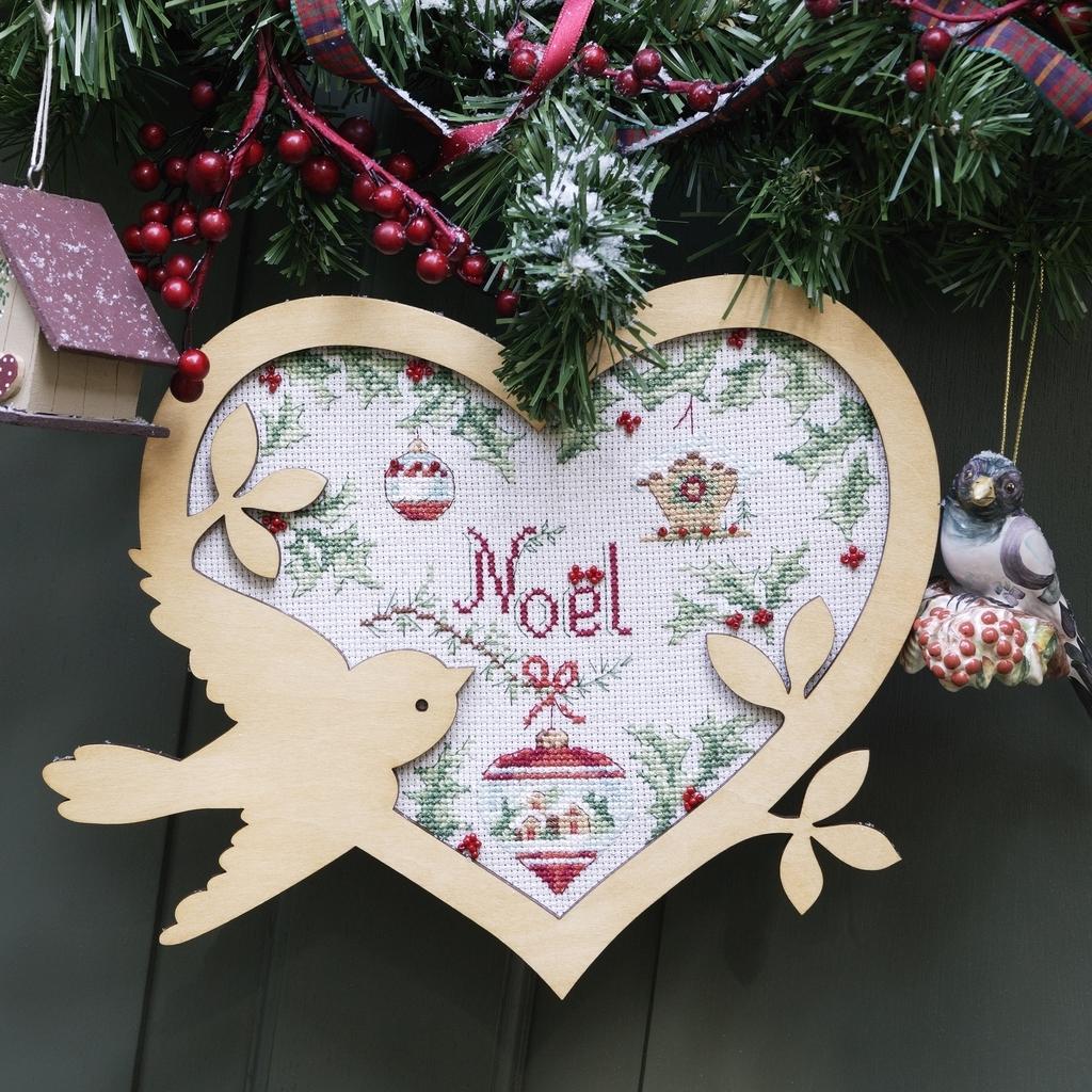 Création Point de Croix N°61 : spécial Noël – nappe, chaussette, sac du Père Noël et cadeaux brodés. Grilles inédites Nov/Déc 2016.