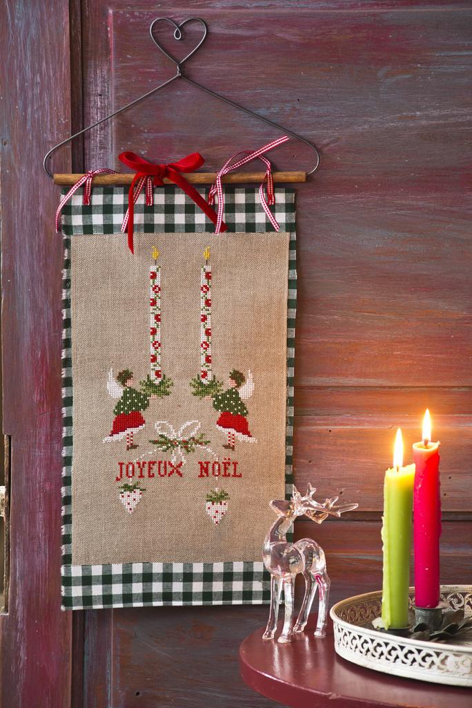 Création Point de Croix N°61 : spécial Noël – nappe, chaussette, sac du Père Noël et cadeaux brodés. Grilles inédites Nov/Déc 2016.