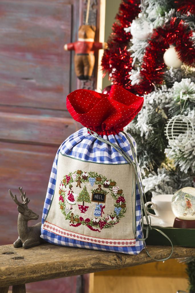 Création Point de Croix N°61 : spécial Noël – nappe, chaussette, sac du Père Noël et cadeaux brodés. Grilles inédites Nov/Déc 2016.