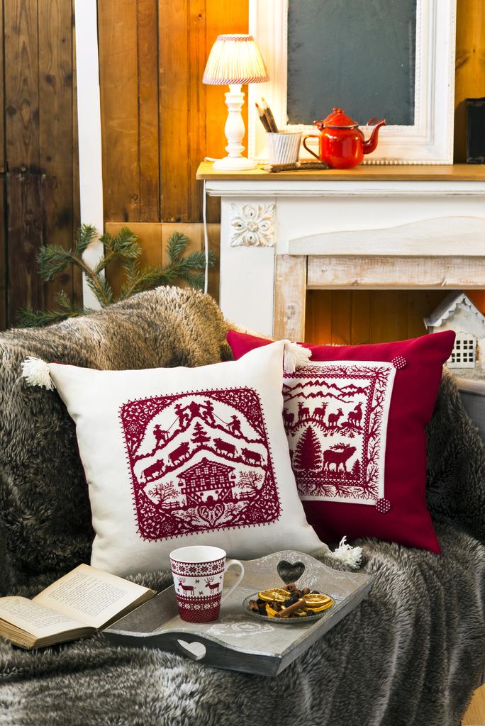 Création Point de Croix N°62 : motifs montagne, Tyrol, Sissi et Petit Chaperon Rouge. Grilles inédites hiver 2017 – César Editions.
