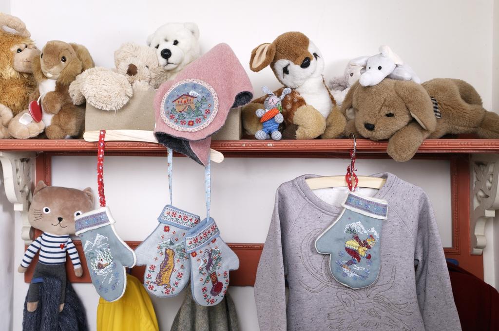 Création Point de Croix N°62 : motifs montagne, Tyrol, Sissi et Petit Chaperon Rouge. Grilles inédites hiver 2017 – César Editions.