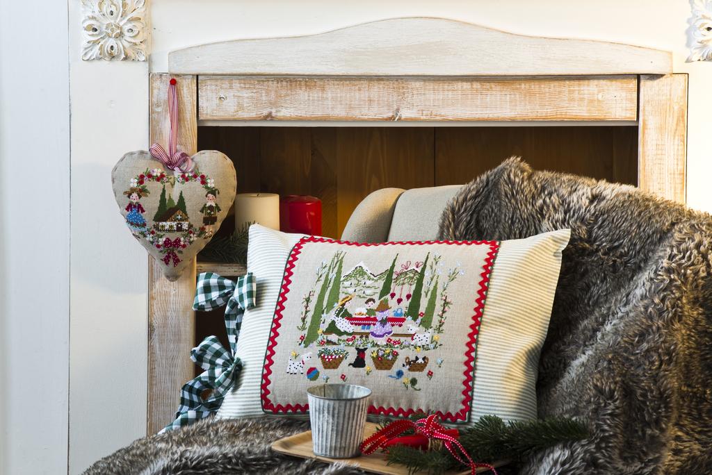 Création Point de Croix N°62 : motifs montagne, Tyrol, Sissi et Petit Chaperon Rouge. Grilles inédites hiver 2017 – César Editions.