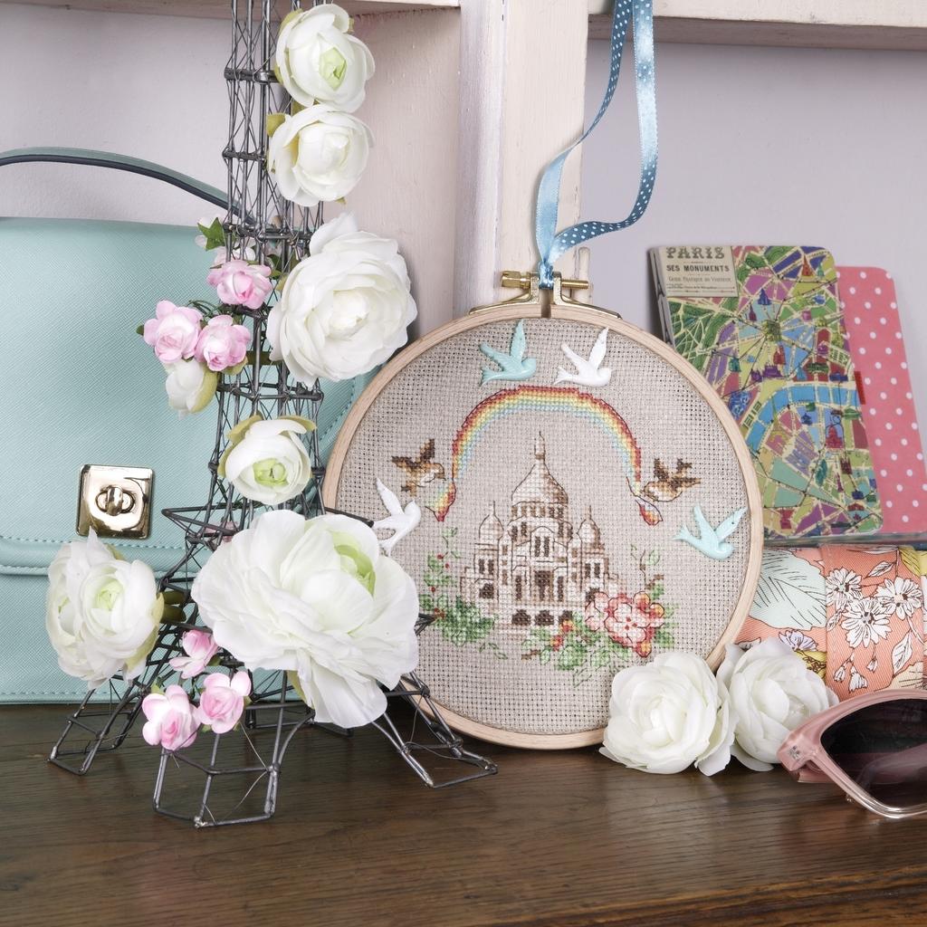 Création Point de Croix N°63 : grilles inédites, abécédaire Fleurs de Digoin, coussin mariage et broderies fleuries. Mars/Avril 2017.