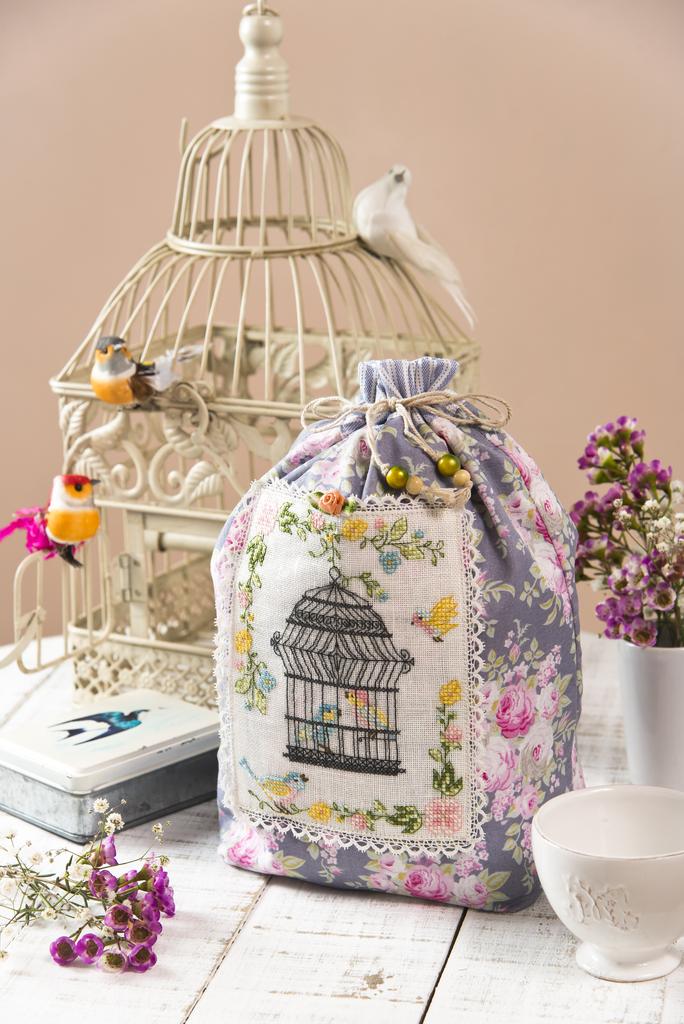 Création Point de Croix N°63 : grilles inédites, abécédaire Fleurs de Digoin, coussin mariage et broderies fleuries. Mars/Avril 2017.