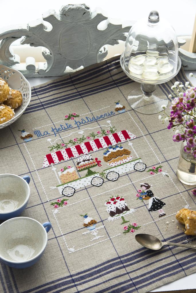 Création Point de Croix N°63 : grilles inédites, abécédaire Fleurs de Digoin, coussin mariage et broderies fleuries. Mars/Avril 2017.